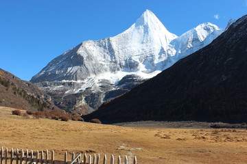 央迈勇夏诺多吉峰