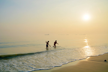 海边夕阳踏浪