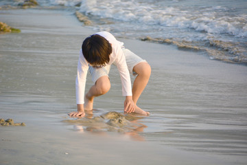 海滩玩耍的小男孩