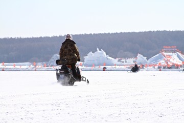 雪地摩托