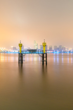 黄浦江中的航标灯塔