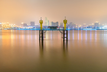 黄浦江中的航标灯塔