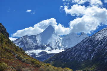 央迈勇夏诺多吉峰