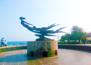 海边游泳雕塑