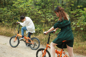 女孩户外骑自行车图片大全
