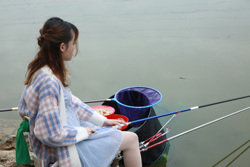 女孩户外钓鱼高清大图