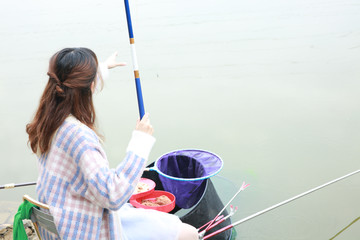 女孩户外钓鱼高清大图