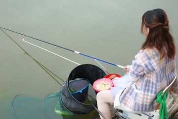 女孩户外钓鱼素材图片