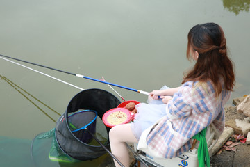 女孩户外钓鱼素材图片