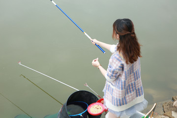 女孩户外钓鱼素材图片