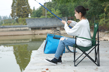 女孩户外钓鱼素材图片