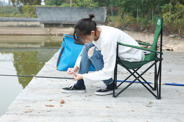 女孩户外钓鱼素材图片