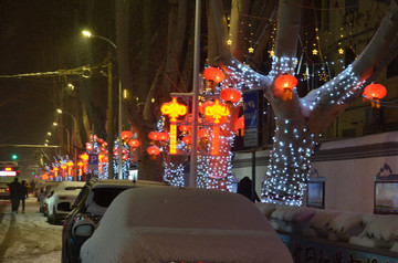 除夕下雪的街道