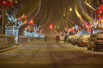 下雪的城市街道