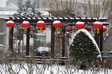 雪中挂红灯笼的亭子