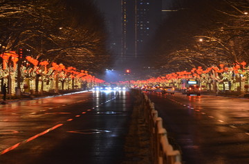 流光溢彩的节日城市街头