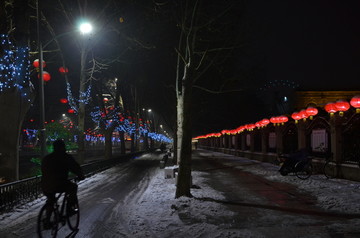 春节下雪的街道