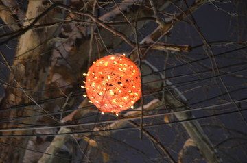 树上的彩球灯