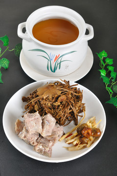 茶树菇龙骨汤