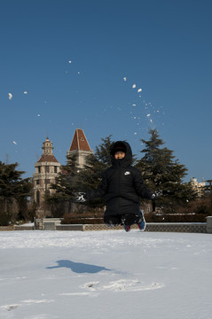 戏雪少年