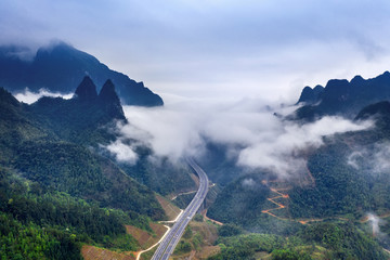 穿过大瑶山北帝山梧柳高速公路