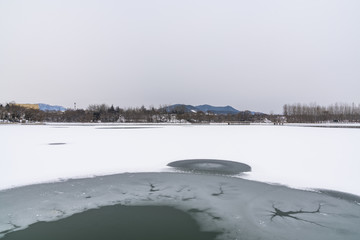 冰封湖面的风景