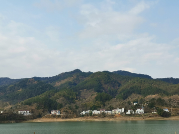 湖边村庄