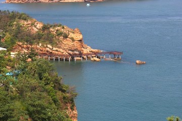 大连海边海景老人与海岛屿海洋石