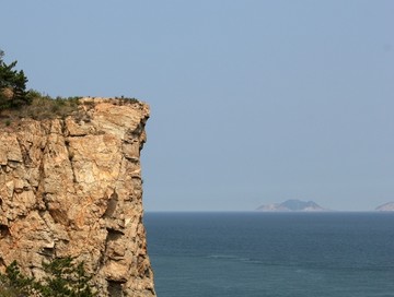 大连海边海景老人与海岛屿海洋石