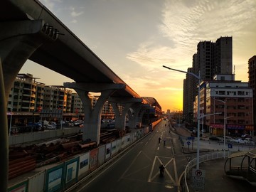 晚霞中的地铁站