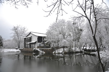雪后的湖边别墅