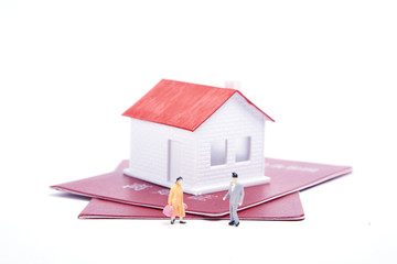 离婚证和房子模型