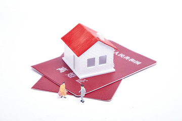 离婚证和房子模型