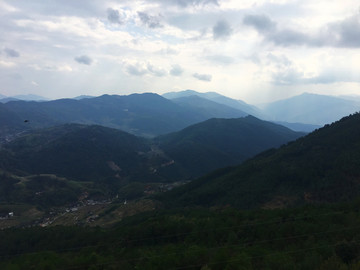 崇山峻岭