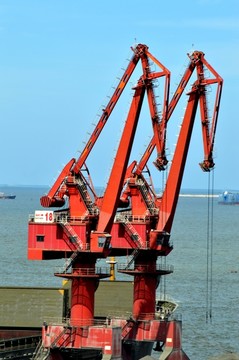海南洋浦港码头装卸吊机