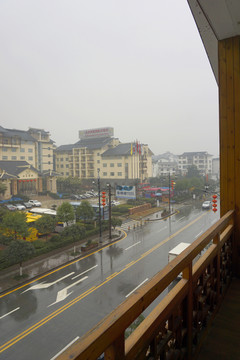 雨中的张家界武陵源城区街道