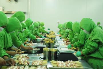 熟食生产线的工人