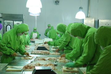 熟食生产线的工人