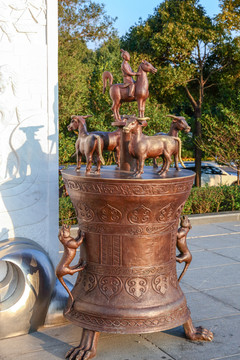 四牛鎏金骑士贮贝器雕塑