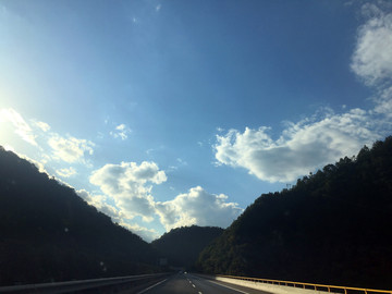 高速路上的云彩