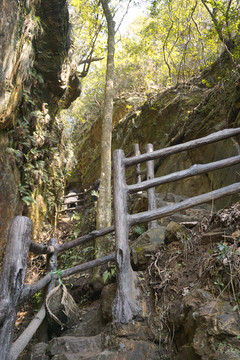 通往杨家界乌龙寨的狭窄崎岖山路