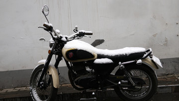 雪中的摩托车