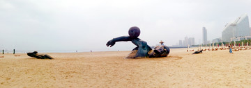 金沙湾海边游泳雕塑
