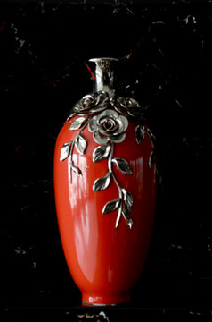 红色镂空插花瓶