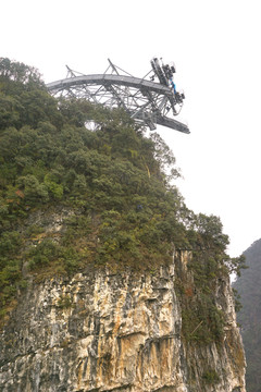 险峻山峰上的天门山索道