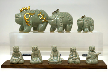韩国传统乐器演奏陶瓷人物摆件
