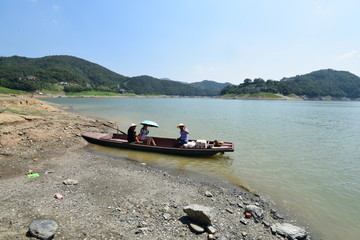 瀛湖小舟