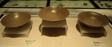考古青釉刻画瓷器