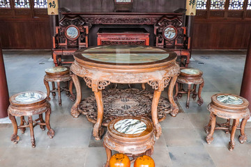 中式圆木桌椅