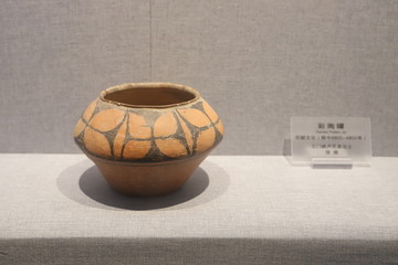 彩陶罐